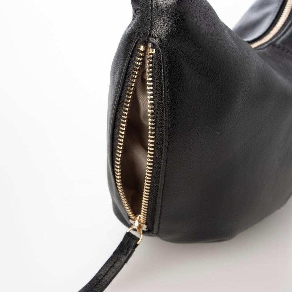 Leichte Ziegenleder Halbmond-Schultertasche
