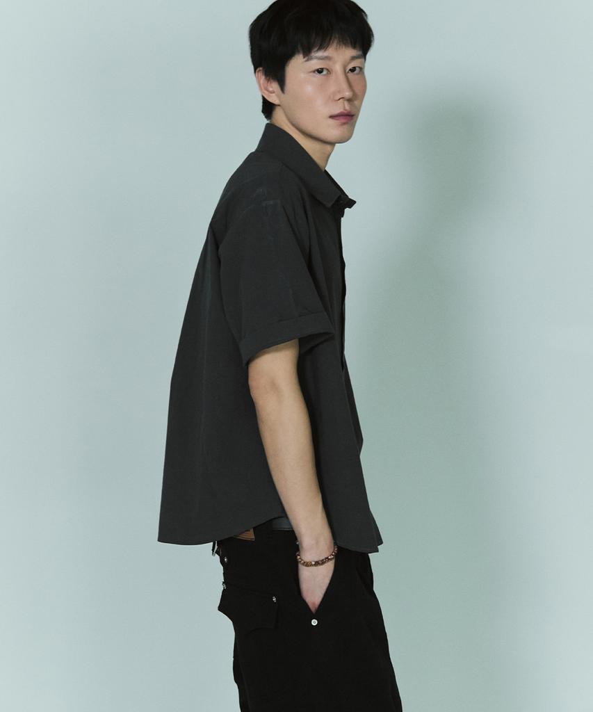 Beullusseonpeullawo Semi-Crop Formal Short Sleeve Shirt [Charcoal]