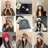 Berretto Invernale Lavorato a Maglia per Donna con Design a Lettere Colorate e Protezione per le Orecchie per uno Stile Casual
