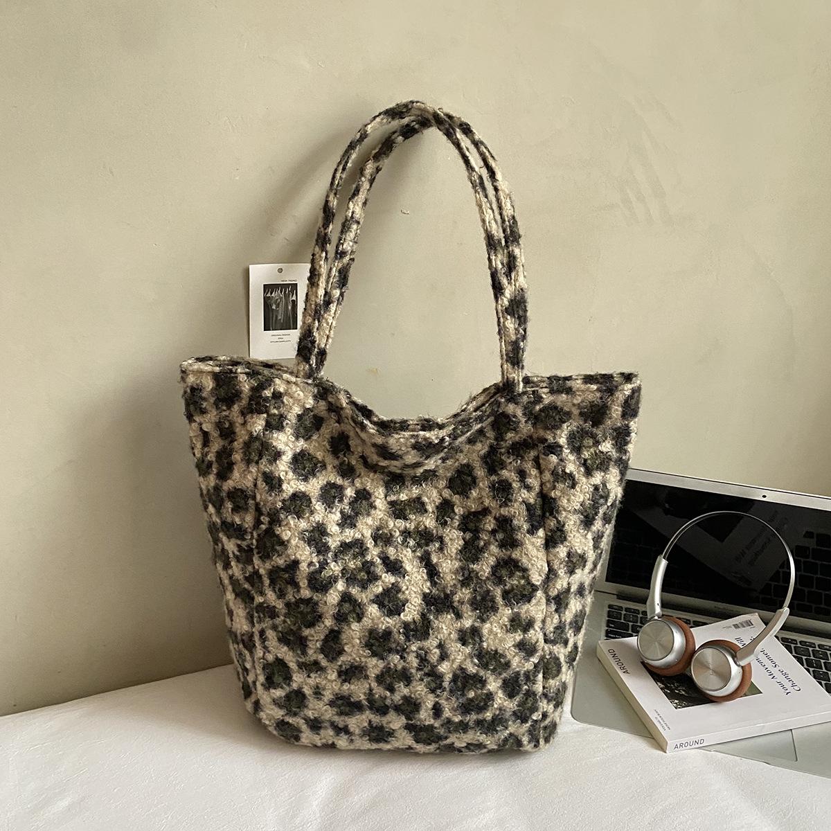 

Leopard Print Retro Plush Tote Bag - Large Capacity for Work & Student Use 45*38*15cm