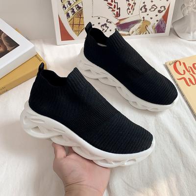 Primavera e verão 2024 Nova versão coreana de meias elásticas Sapatos esportivos ocos Casual Leve Respirável Fly Weaving Sapatos femininos