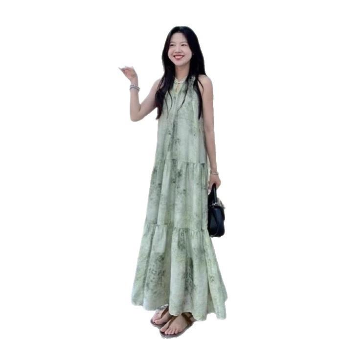 New Chinese women's sleeveless neck-hanging dress, cold and relaxed in early spring, wear a suspender green floral dress
