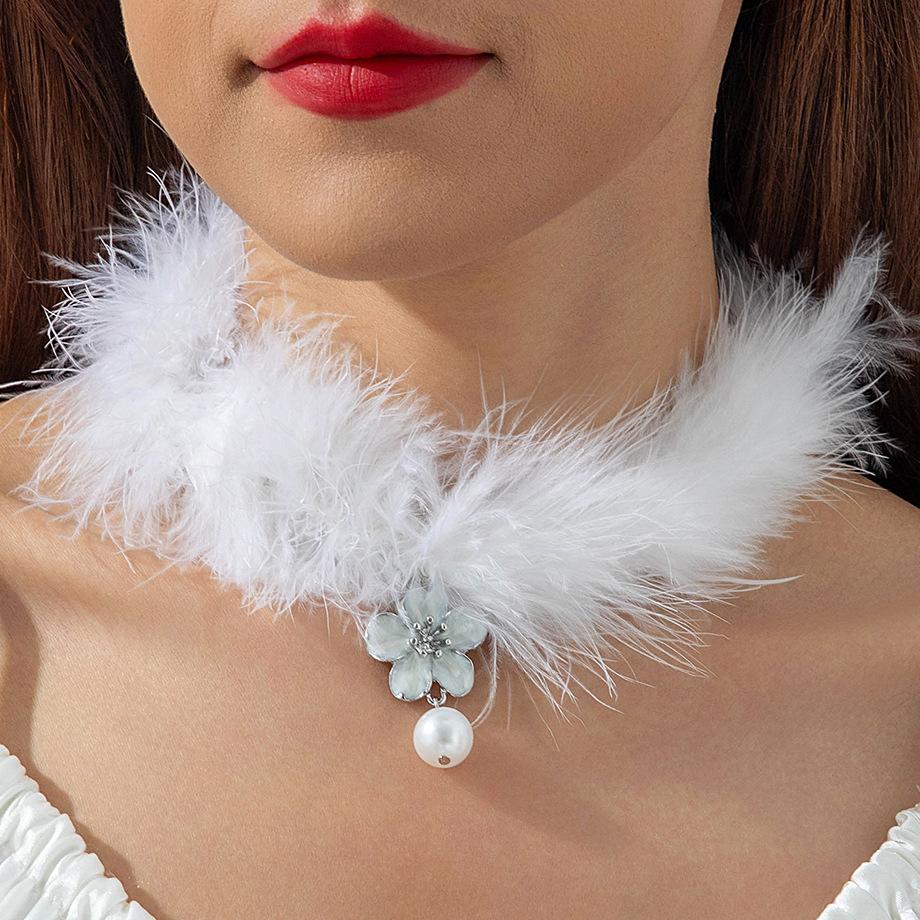 Ny höst- och vinterfluffig söt och cool fjäderhalsband, ren begärvind utsökt klocka hänge halskedja nyckelbenskedja