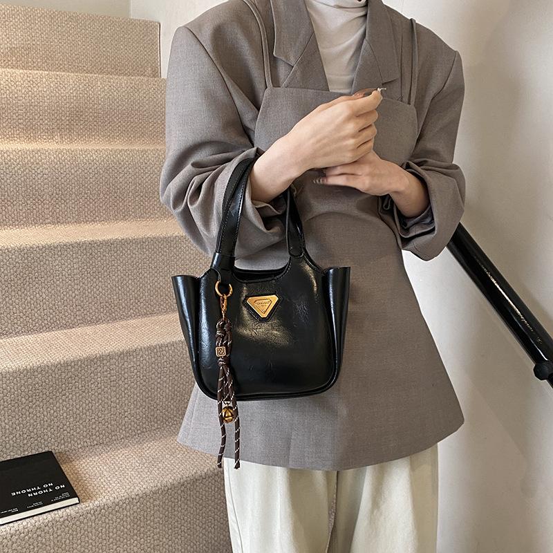 Retro trend shoulder bag 2025 new women's bag messenger bag solid color bucket bag underarm bag portable