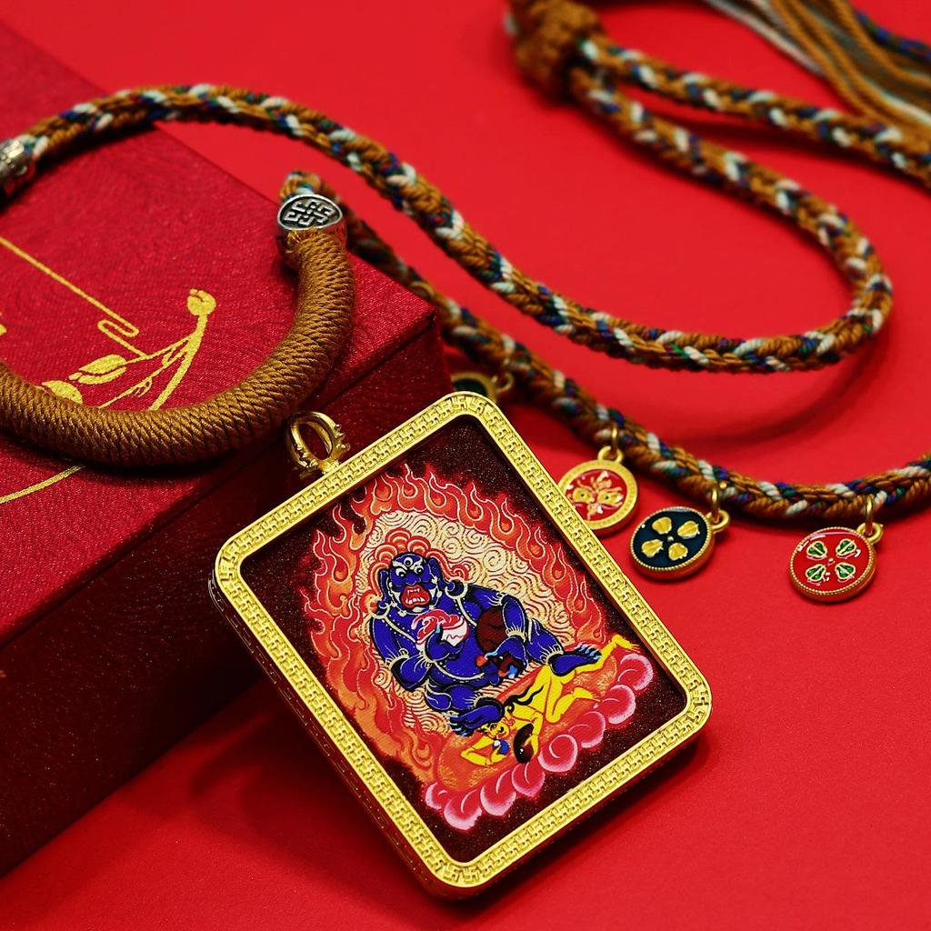 Schwarzer Dzambala Sechsarmiger Mahakala Thangka Anhänger mit Fünf Reichtumsgöttern und Ga'u Box Kette