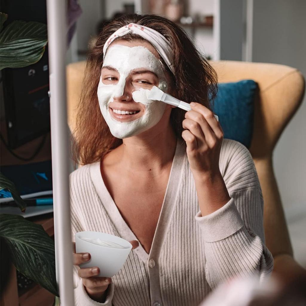 Set de cinci boluri de amestec din silicon Include bol, pensulă, spatulă și pahar gradat Disponibil în trei culori Perfect pentru măști de față DIY la salon acasă