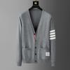 High-End-Luxusmarke V-Ausschnitt Strickjacke Herren Frühling und Herbst Trend Klassisch Vier Streifen Koreanisch Lässig Paar Pullover Mantel