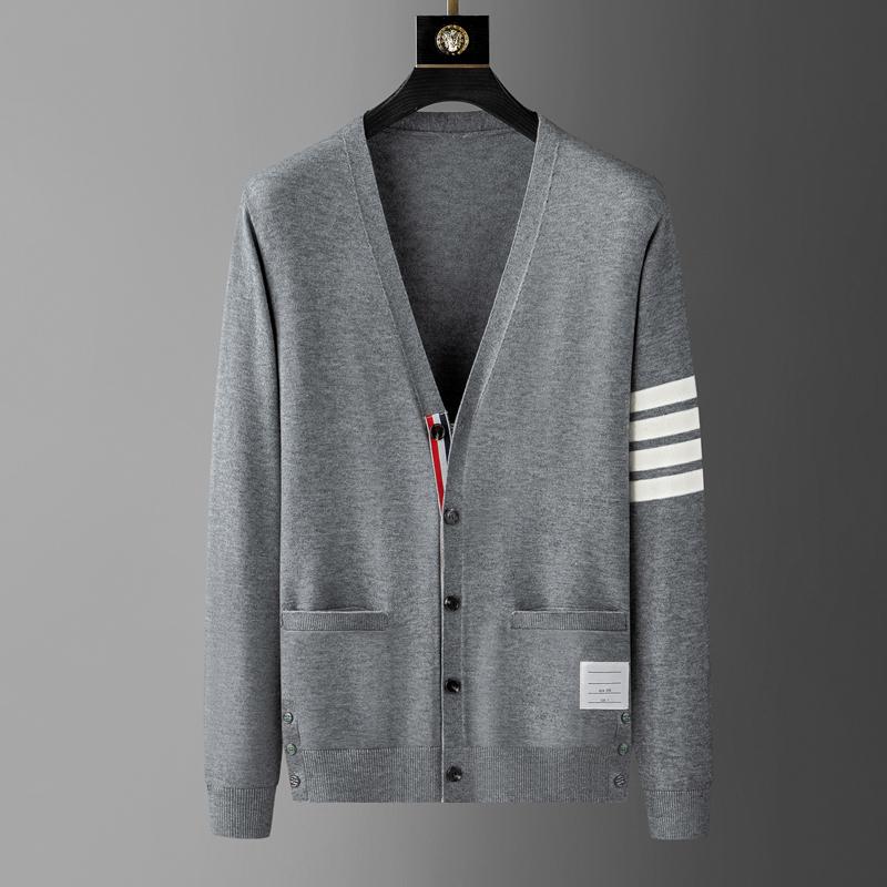 High-End-Luxusmarke V-Ausschnitt Strickjacke Herren Frühling und Herbst Trend Klassisch Vier Streifen Koreanisch Lässig Paar Pullover Mantel