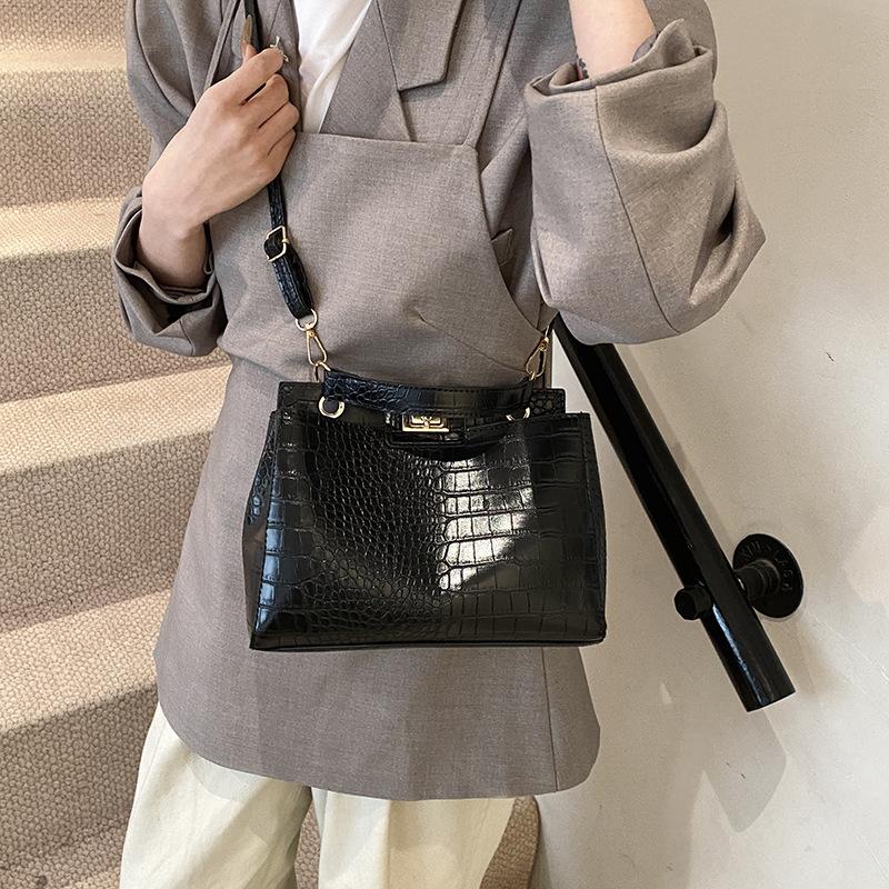 2025 new crocodile pattern fashion casual large capacity retro feeling popular lock portable shoulder messenger women's bag