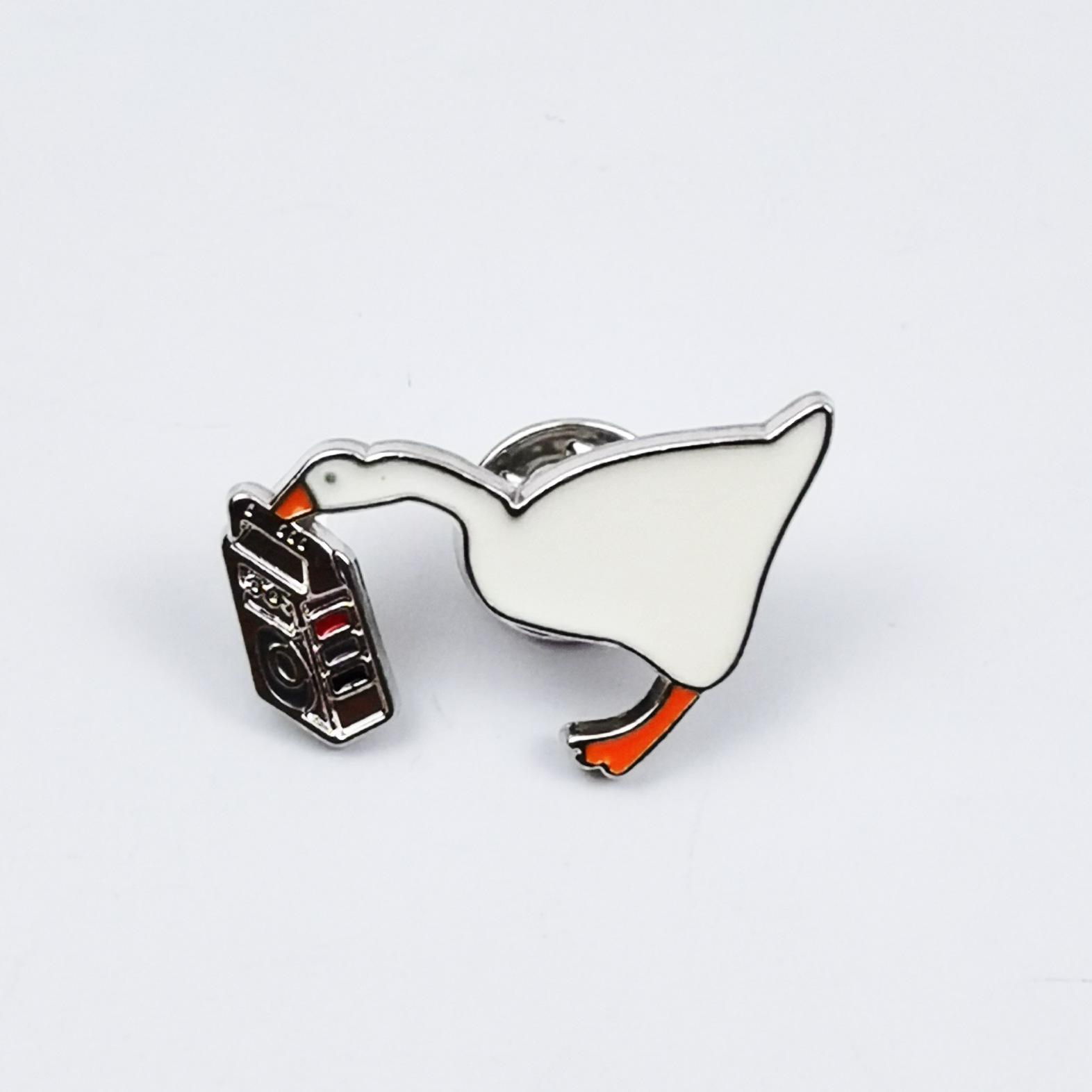 Charming Goose Pose Brooch: Cute Cartoon Animal Metal Badge with Drip Oil Finish.
