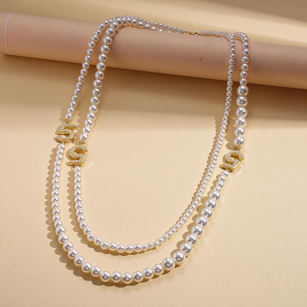 Geometric Round Flower Pearl Clavicle Necklace: Retro European & American Design