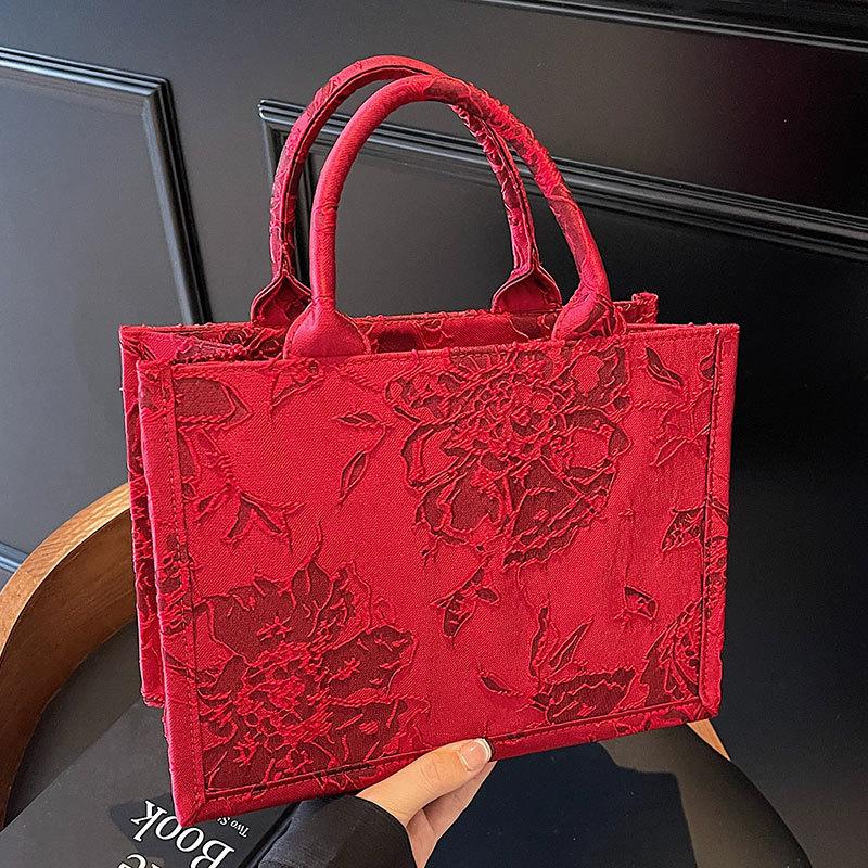 Embroidered Hand-held Wedding Bag As A Souvenir A Fashionable Large-capacity Exquisite Bride's Bag