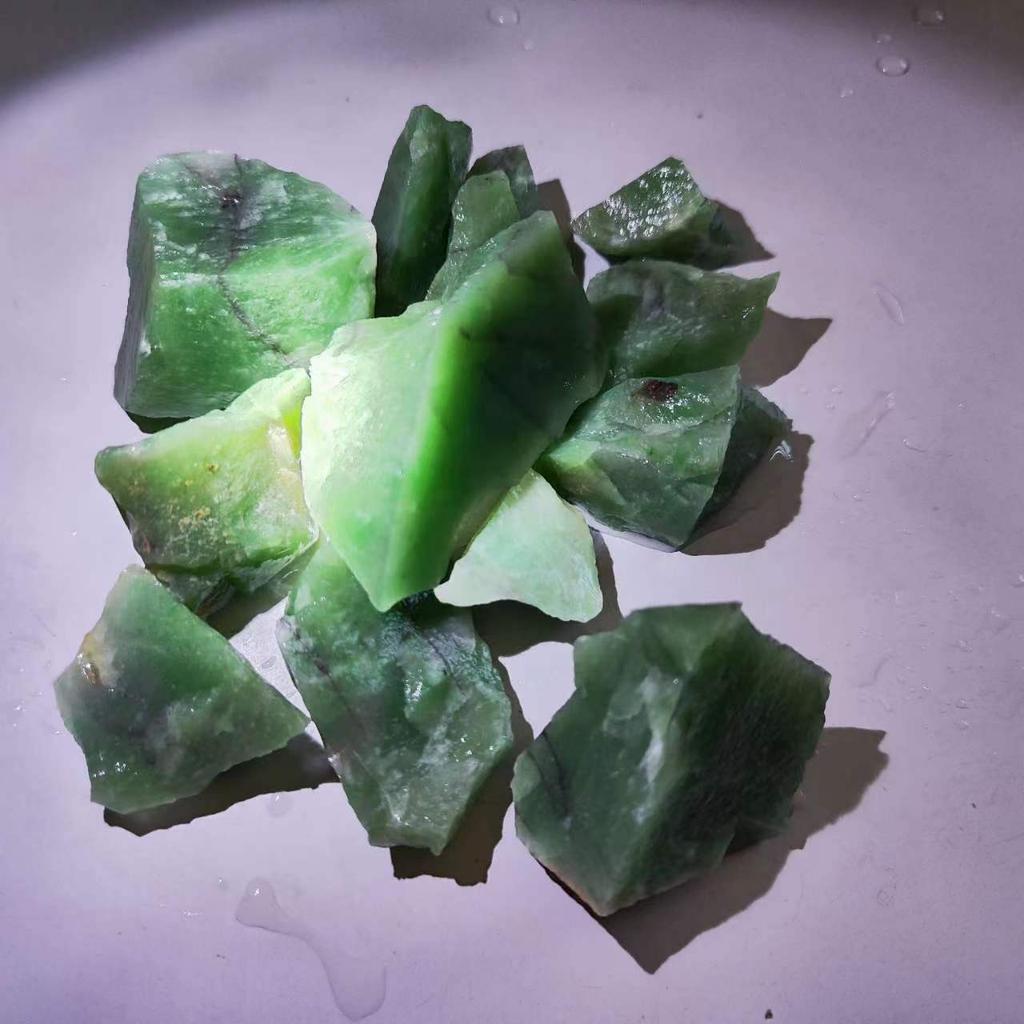 Natürlicher Jadestein, Dulong-Jade, grüner Jadeit, Rohstein, Mineralien, Schmuckherstellung, Kristallstein, Heimdekorationsstein