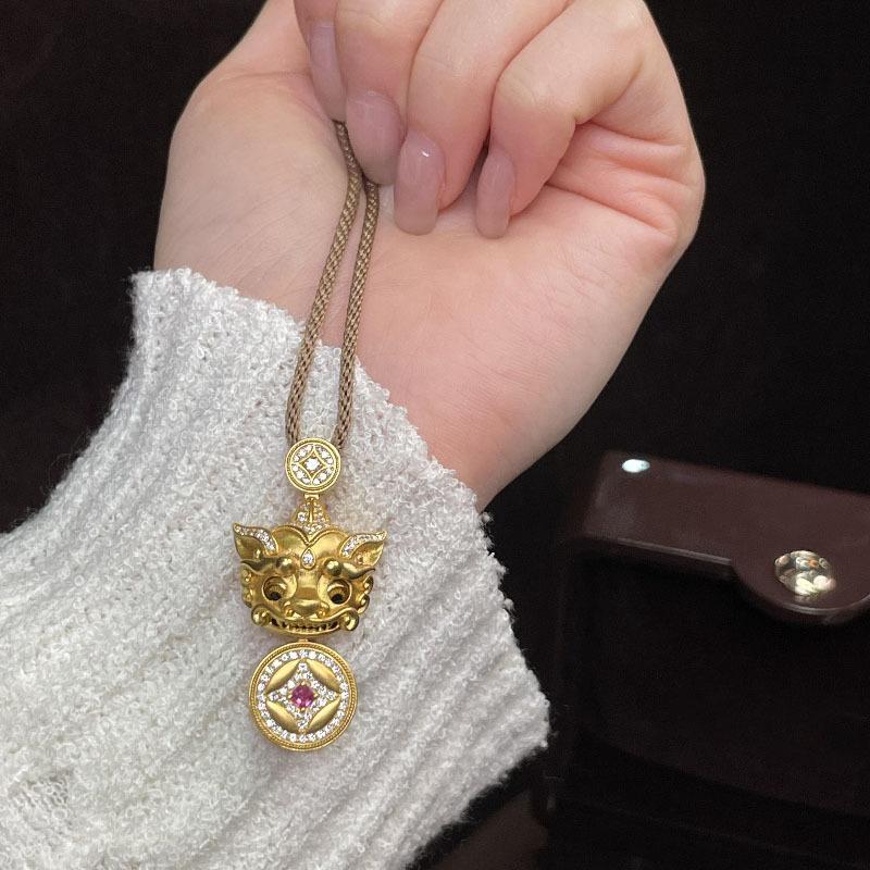 New In Inlaid Diamond Antique Gold Crafts Wink Pixiu Necklace Pendant Copper Coin Retro Sweater Chains Banquet Jewelry Gifts