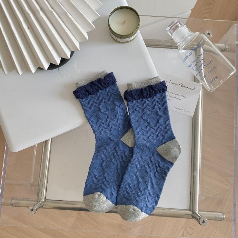 Female Spring and Autumn Retro Dark Grain Stereo Relief Lace Roll Edge In The Tube Pile Socks
