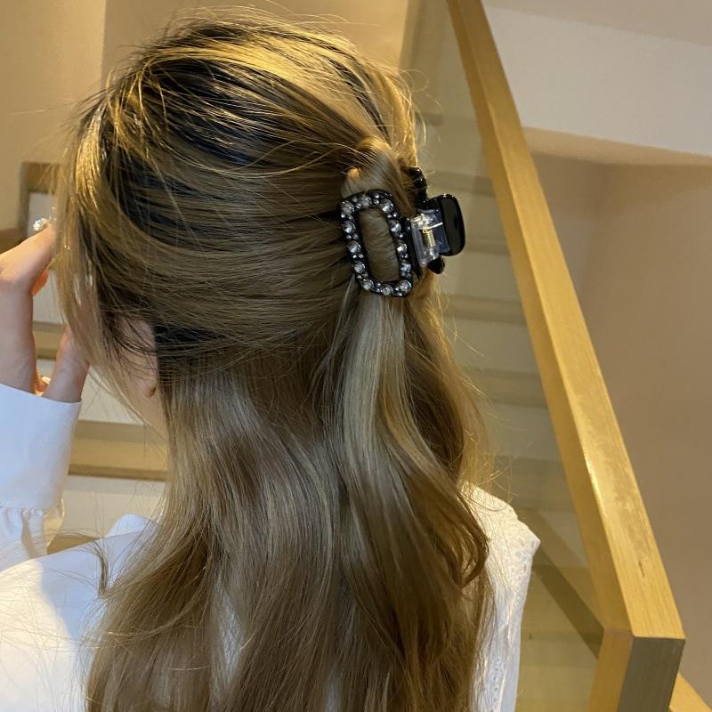 Elegant and luxurious Korean-style square hair clips with diamond embellishments for women