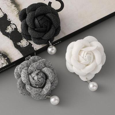 1Pcs Retro Black Camellia Pin Brooch Women French Vintage Small Fragrance Imitation Pearl Brooch Fashionable Jewelry Accessories