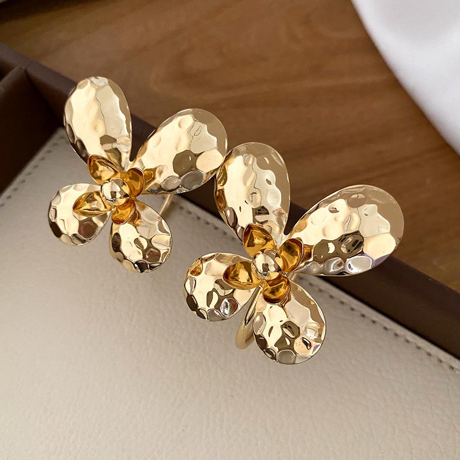 

European and American silver needle pleated butterfly stud earrings are cold, fashionable and exquisite earrings, light luxury and high-end earrings.