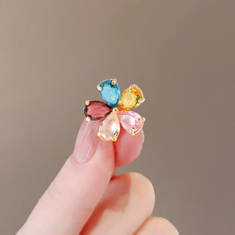 Elegant Cartoon Brooch: Women's High-End Cute Corsage Pin