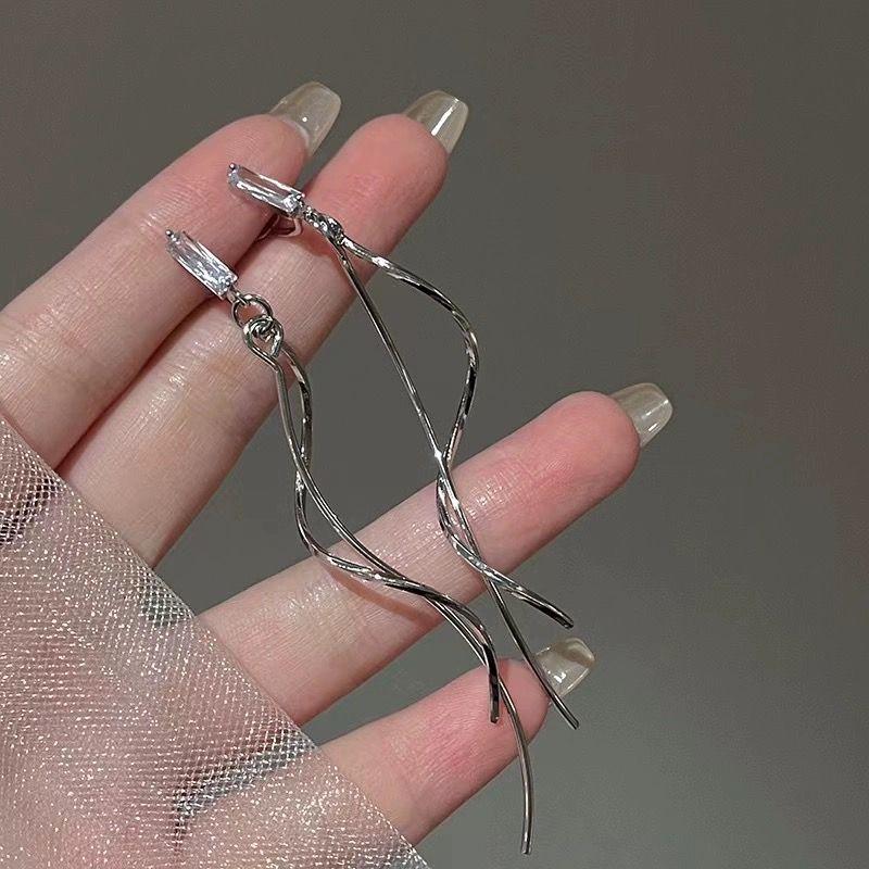 

Маленькие серьги 925 серебро серьги-гвоздики для женщин длинные и простые элегантные не требуется прокол ушей клипса для ушей в виде спирали от комаров Pair of 925 silver needles (Silver)