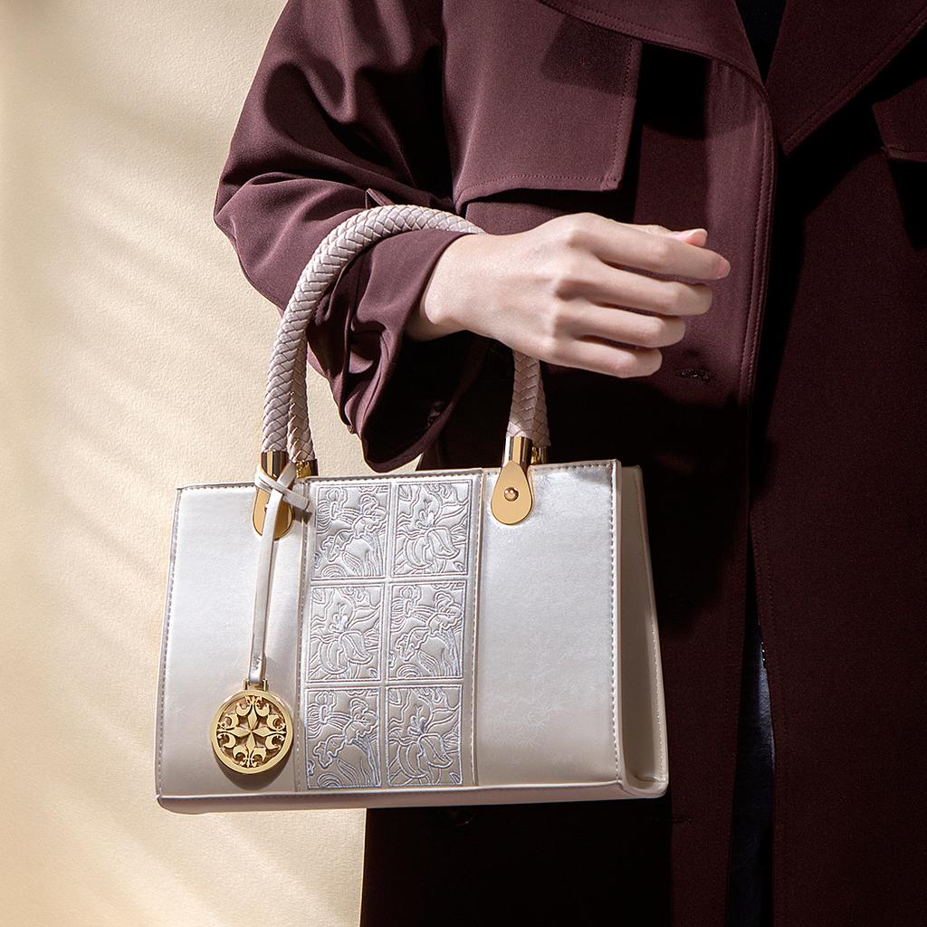 Mother's Day Gift: Embroidered New Chinese-style Large-capacity Handbag for Women, Elegant and High-end Crossbody Bag for Mothers