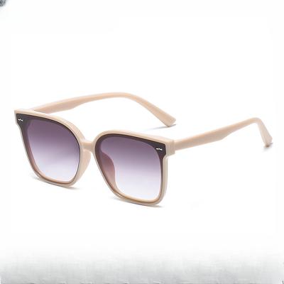 Trend bei Kindersonnenbrillen. Bekannte Sonnenbrillen mit Sonnenbrillen-Big-Box. Modische Straßensonnenbrillen für Jungen und Mädchen.