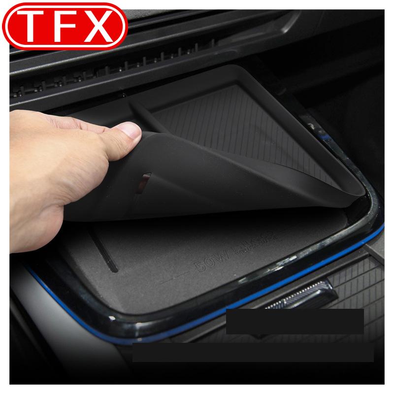 For Lynk & Co 08 Car Styling Central Control Wireless Charging Silicone Pad Central Storage Dustproof Mat Auto Acccessories