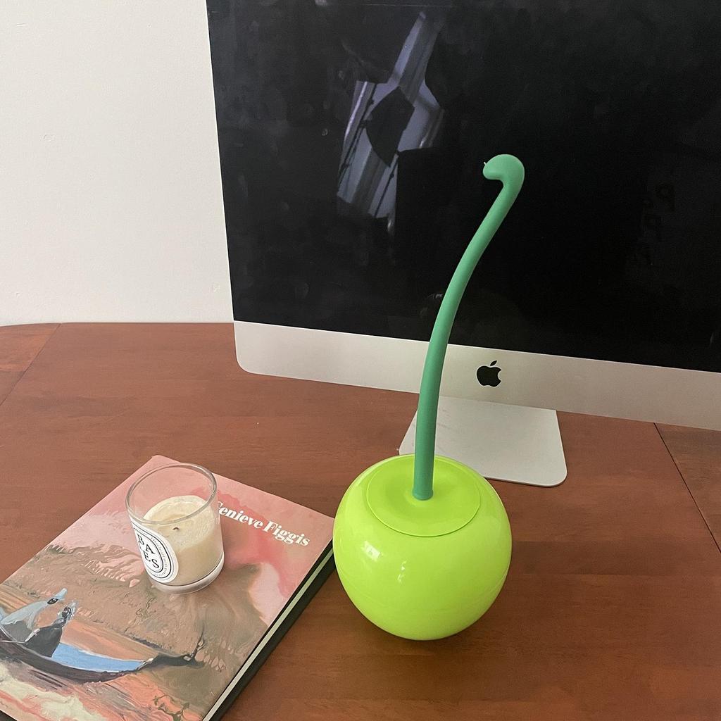 Kirschfarbene WC-Bürste mit langem Griff und weichen Borsten - Kreatives Haushaltsreinigungs-Notwendigkeit