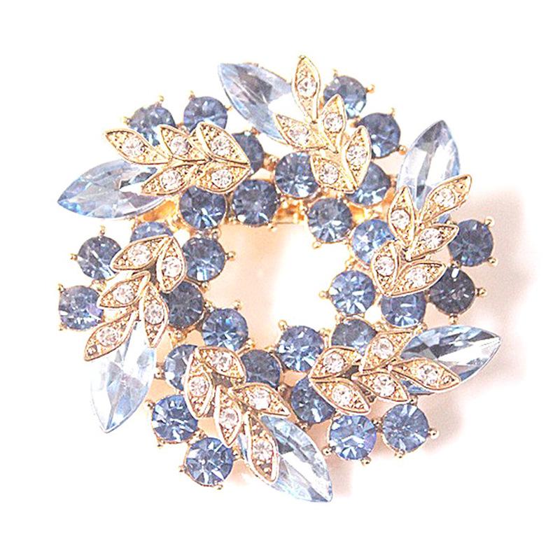 Бриллиантовая брошь круглая элегантная светло-синий