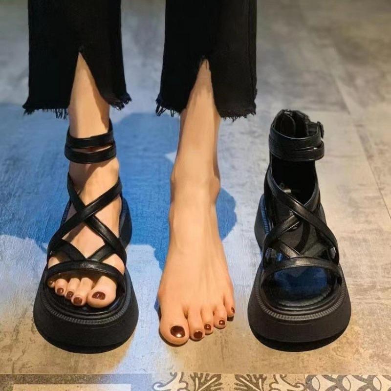 Scarpe con suola spessa e suole in spugna e sandali traforati