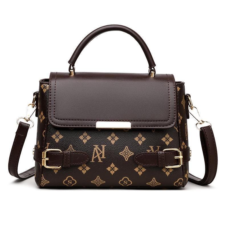 Атмосферная женская сумка-мессенджер — фото 6