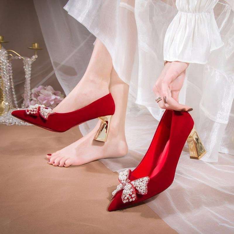 Red wedding shoes women's flat 2025 new bridal shoes are not tired, pregnant women can wear Chinese-style Xiuhe wedding shoes