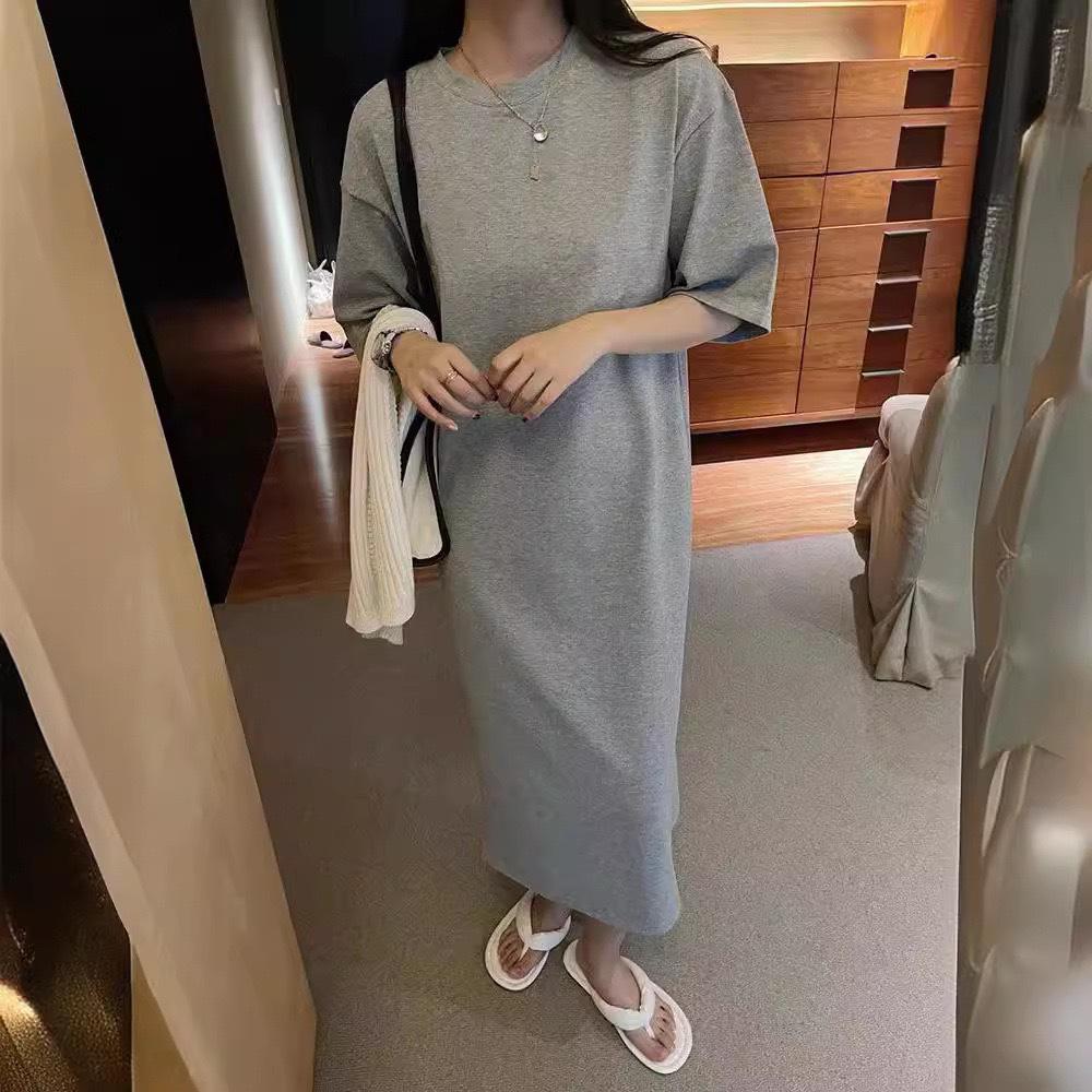 

Женское летнее платье-футболка свободного кроя однотонного цвета - средней длины с круглым вырезом и короткими рукавами Large серый