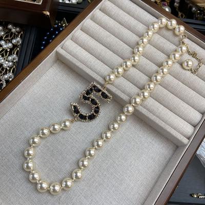 Xiaoxiangfeng 5-stellige Halskette, neue High-End-Lederkette mit Strassperlen, Pulloverkette der Marke Xiangjiachao
