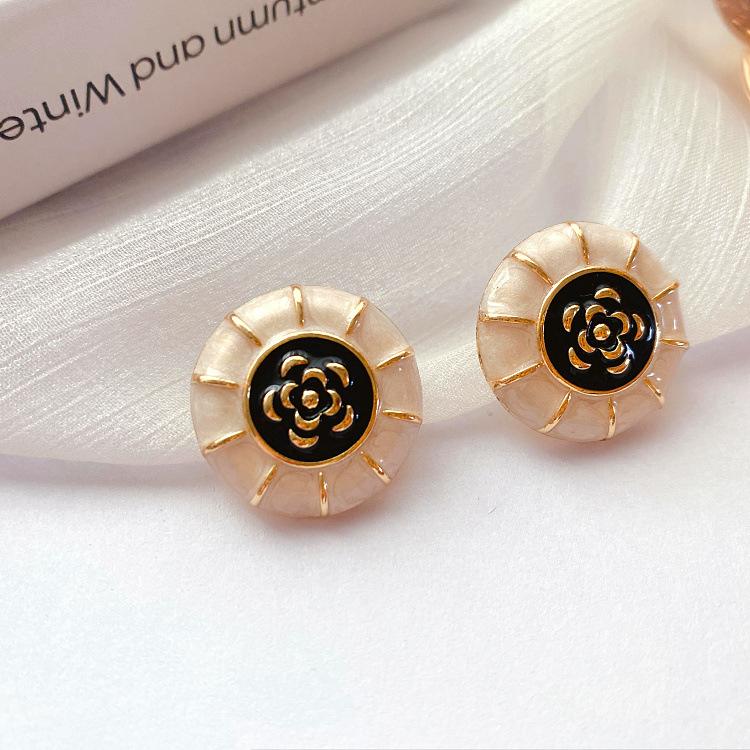 SKEDS Fashion Enamel Round Pearl Earrings For Women Vintage Baroque Exuqisiste Jewelry Ear Rings Party Wedding Accessories Gift