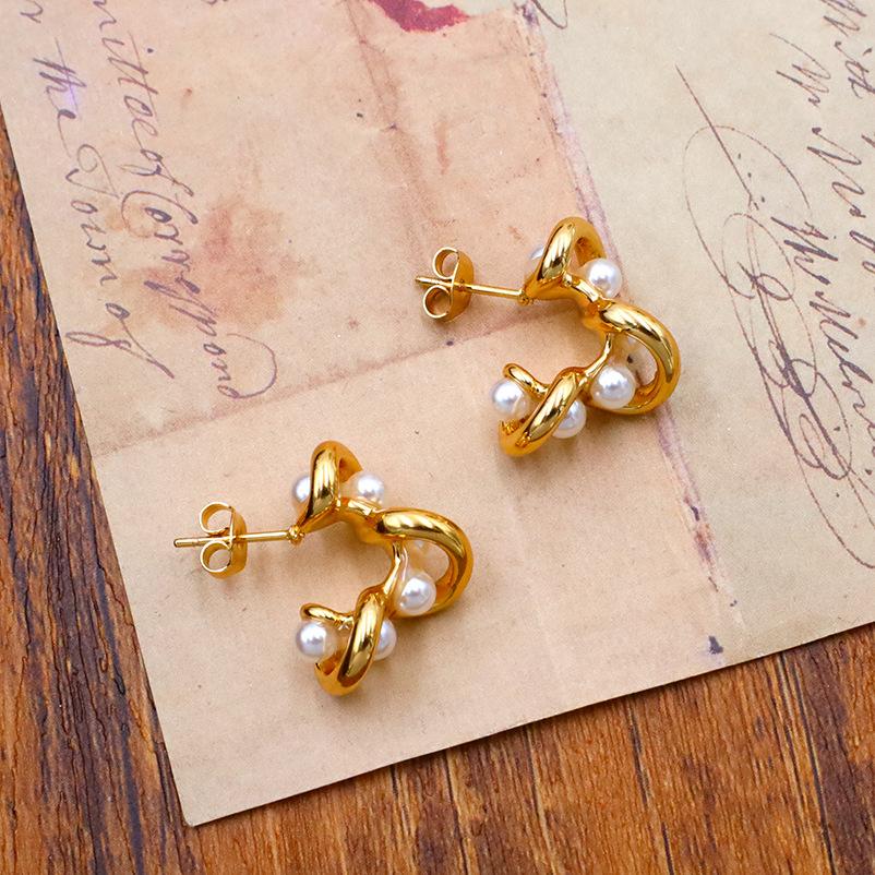 Fashion Light Luxury Irregular Titanium Steel 18K Winding Pearl C-Shaped Earrings Retro High-End Versatile Earrings