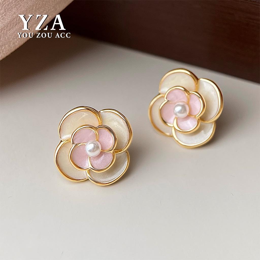 Eleganckie francuskie kolczyki wiszące z kamelią i perłą – Szykowne, luksusowe wzornictwo dla kobiet