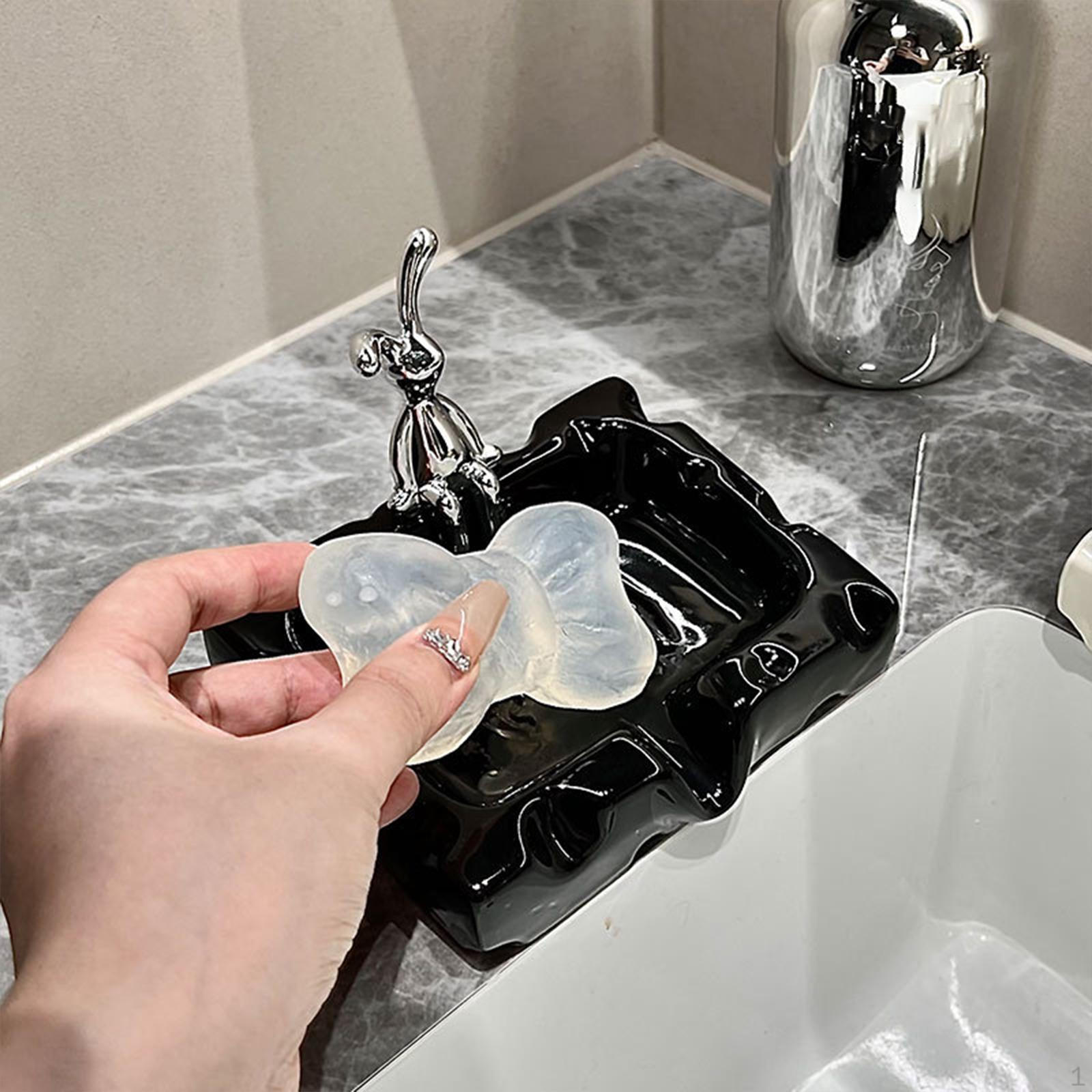 

Фарфоровая мыльница с сырной тематикой и дренажной фигуркой в виде кролика. Прочная, стильная работа. Black