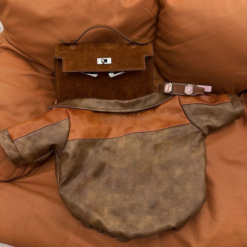 Les Schnauzers en Hiver et en Automne Ressemblent Plus à des Oursons en Peluche qu'à des Corgis ou des West Highland Terriers. Ils ressemblent à des manteaux en cuir à l'ancienne.