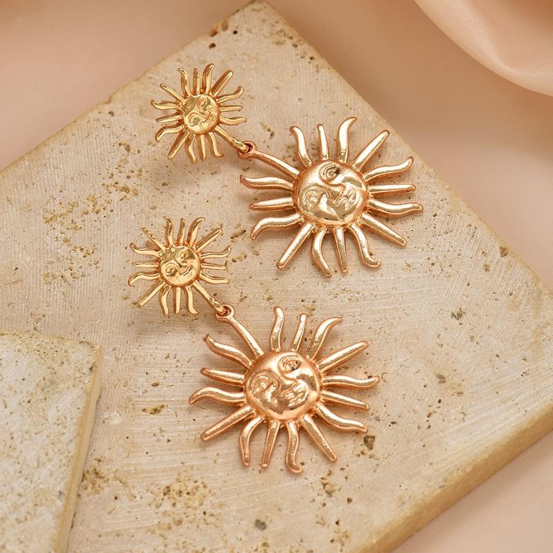 Sun shape earrings, retro trend earrings, niche light luxury, premium stud earrings, smiley face earrings, women's pendant.