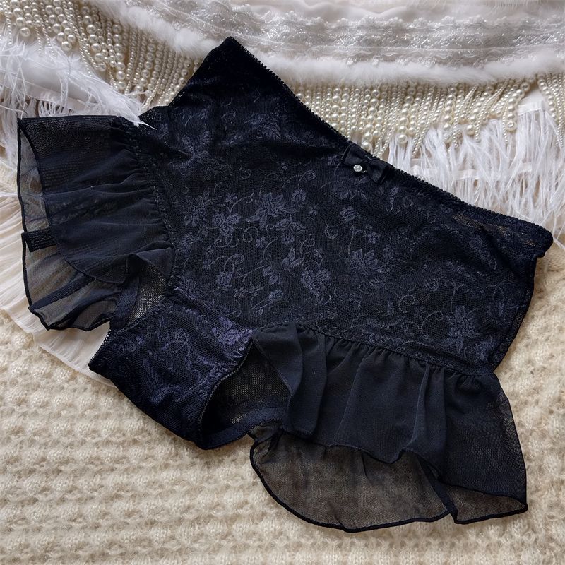 Średnio do wysoko stanowe, wygodne i seksowne majtki trójkątne z siateczki i koronki z falowanym brzegiem. Modna bielizna wysokiej klasy dla kobiet.