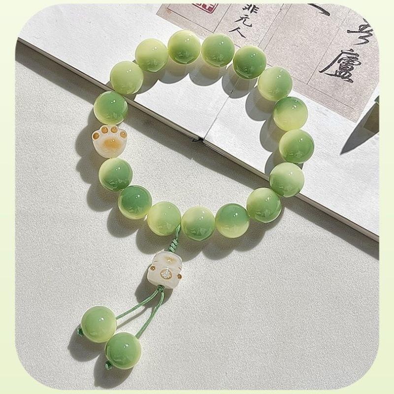 Drunk lime cat lime bracelet before the flower, cat paw holding high-value bracelet, female hand twisting finger soft bracelet.