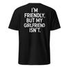Ich bin freundlich, aber meine Freundin nicht T-Shirt, Lustiges Beziehungsgeschenk, Beschützendes Freundinnengeschenk, Sarkastisches Paar Grafik-T-Shirt