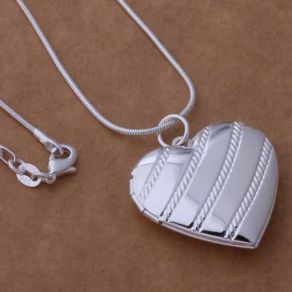 

В комплект входит серебряная цепочка S925 с диагональным кулоном в форме сердца и змеиной цепочкой, аксессуар для ожерелья.