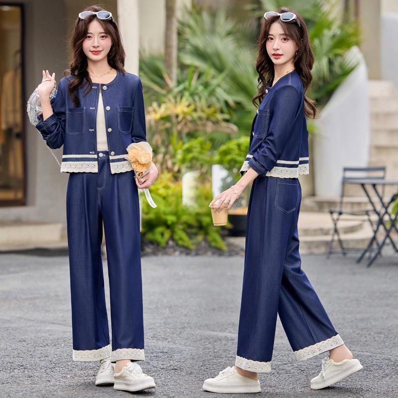 

Женский антивозрастной джинсовый комплект куртка и брюки с кружевной лоскутной отделкой Весна-Лето 2025 XL (125-140 jin) синий