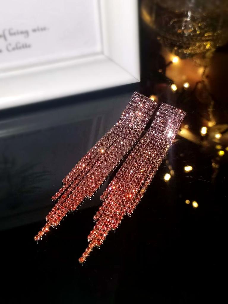 Schwarze Ohrhänger mit glänzenden Diamantquasten mit Farbverlauf