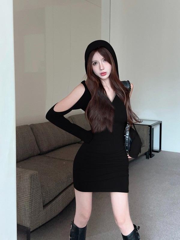 Backless Hooded Long-Sleeve Dress - Autumn Style with Waist Tie and Hip-Hugging Design