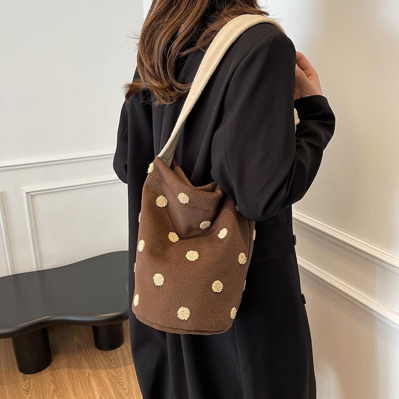 Winter Large-capacity Woolen Bag Women's 2025 New Fashion Polka Dot College Wind Bucket Bag Versatile Messenger Bag