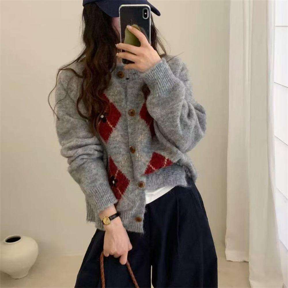 Women's Korean Argyle Knit Cardigan: Retro Round Neck Sweater for Autumn/Winter