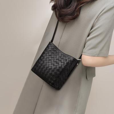 Bucket Bag New Women's Bag Autumn and Winter Fashion Shoulder Messenger Bag Premium Commuter Woven Bag
